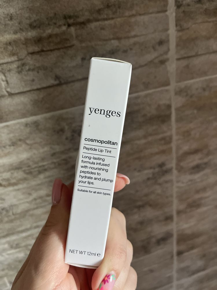 Yenges Cosmopolitan гланц за устни с пептиди