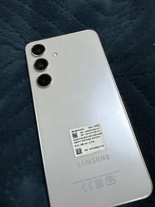 Продаю ПОЧТИ новый телефон