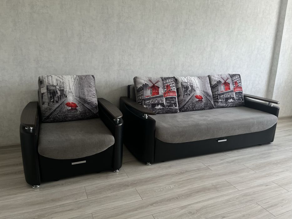 В связи с продажей квартиры продаю диван с креслом.