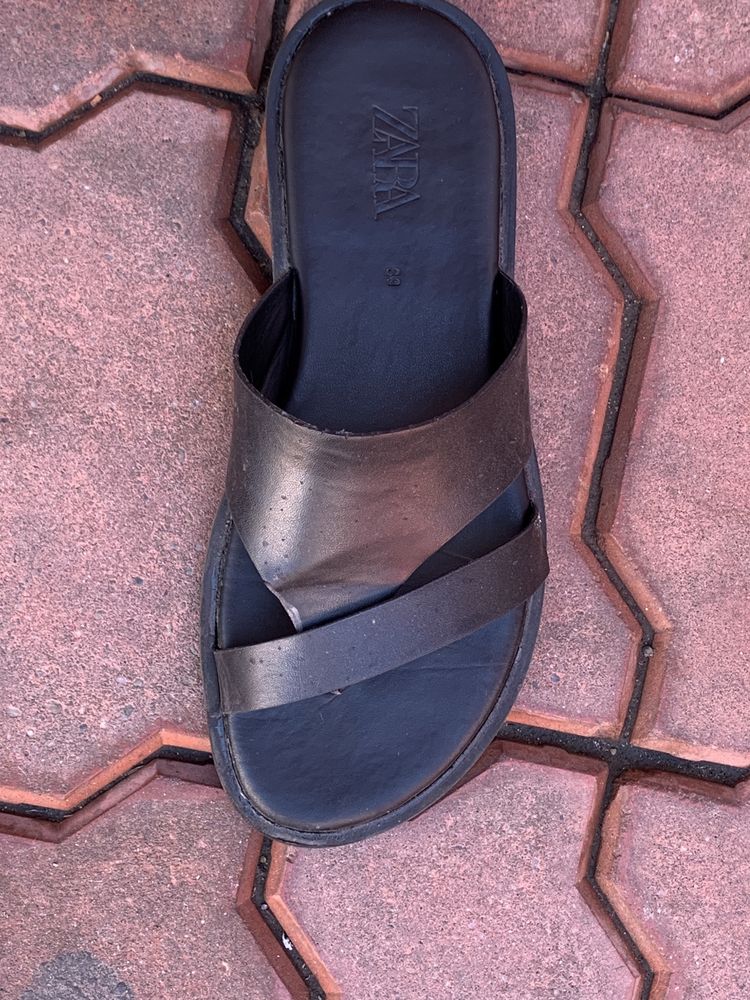 Vand sandale stil papucii Calvin Klein. Papuci vin cu unghi curate
