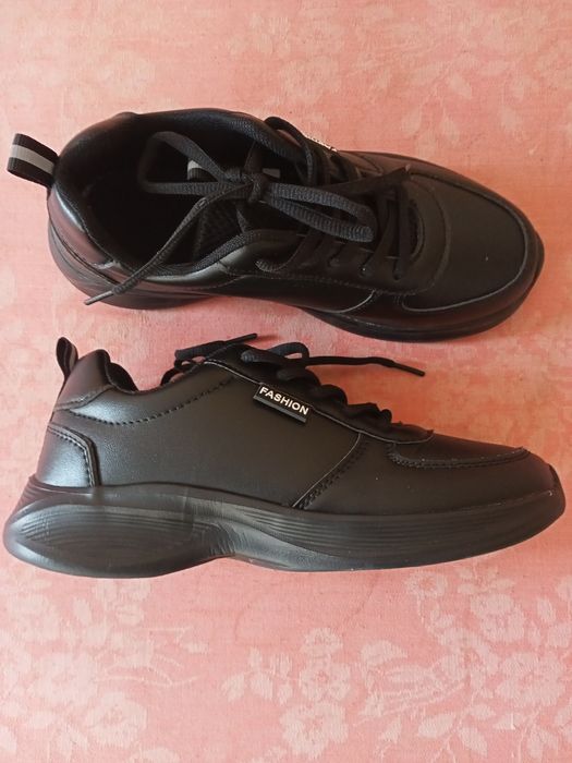 Нови дамски черни маратонки