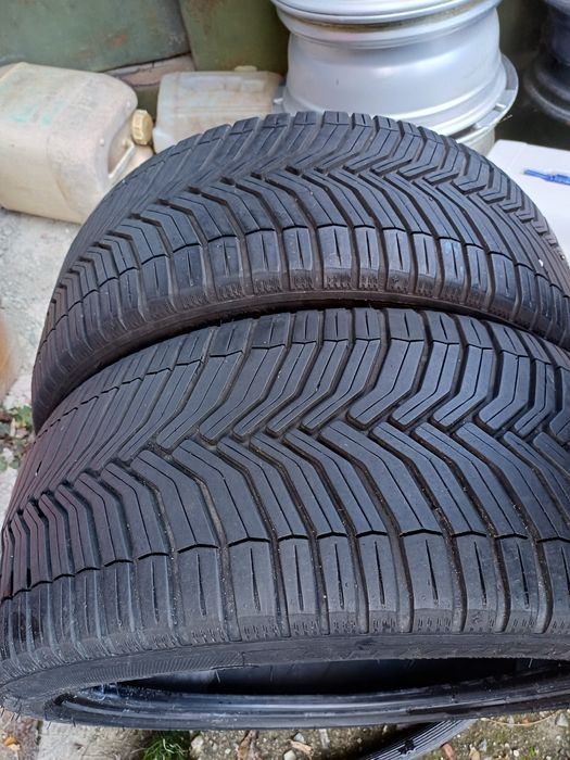 Vând 2 anvelope de iarna 225 40 r18 MICHELIN foarte bune