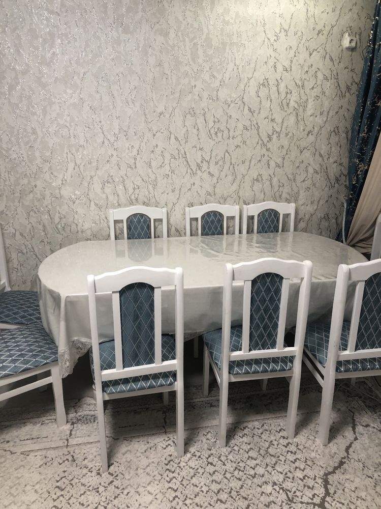 Стол и 8 стулей.