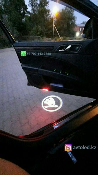 Шкода Октавия подсветка дверей логотип авто тюнинг LED подарок мужчине