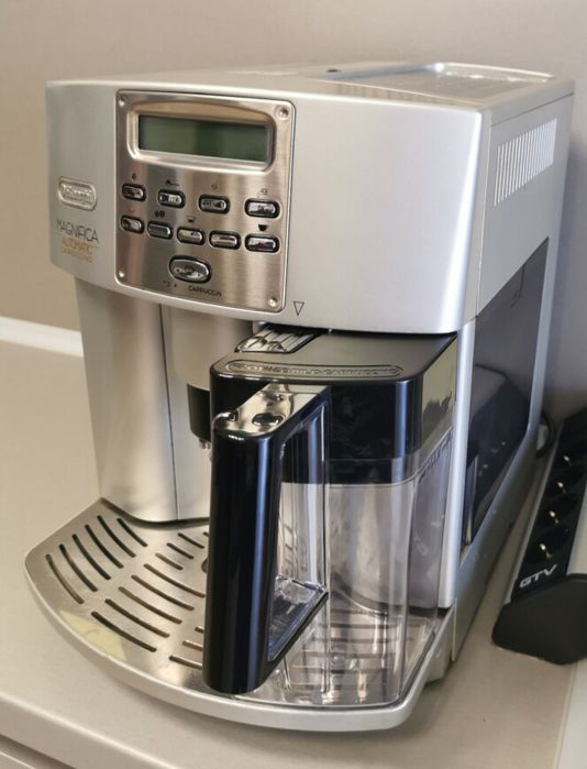 Кафе машини / Кафе автомати / Delonghi Magnifica 

Работи с кафе на зъ