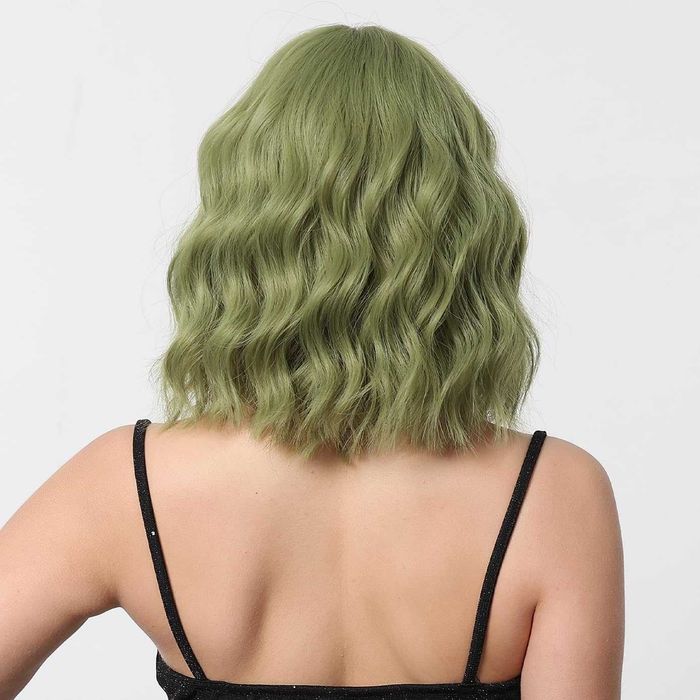 Къса вълнообразна зелена перука с бретон