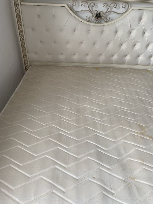 Кроваиь с матрасом