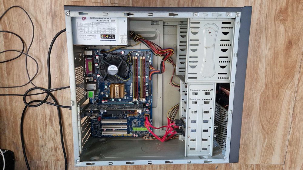 Vand KIT intel QUAD Q6600+P35-DS3L+4GB RAM+Cooler la 100lei
