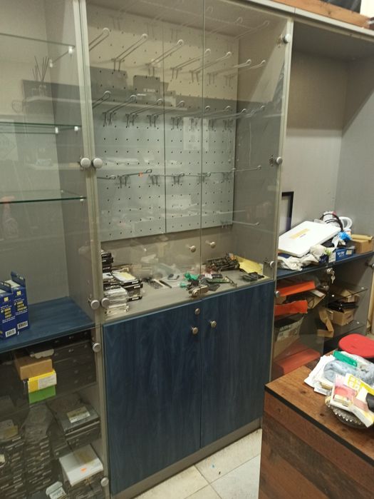 Продавам стъклени витрини