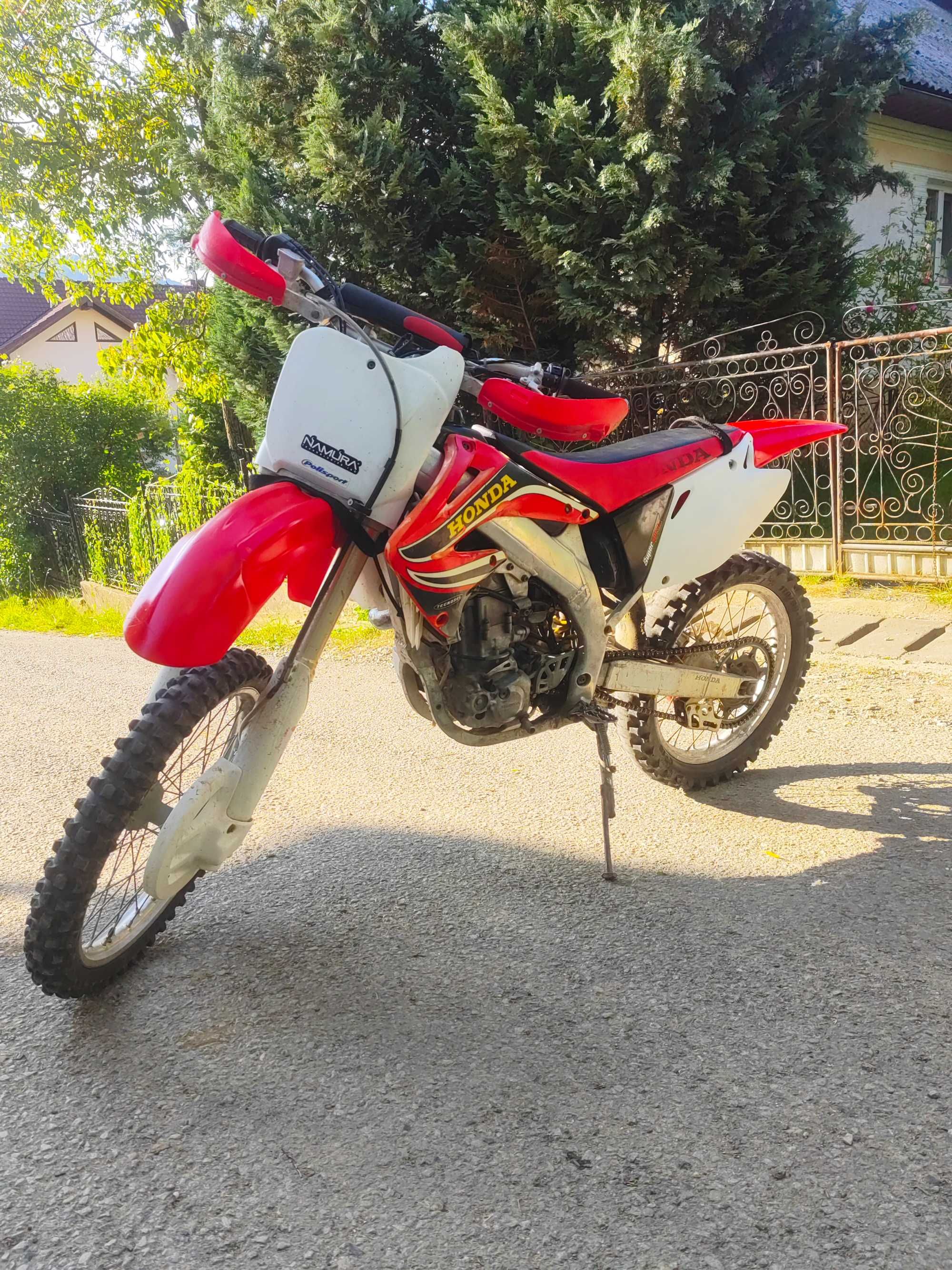 Un Honda CRF 450 curat si   gata de explorat.