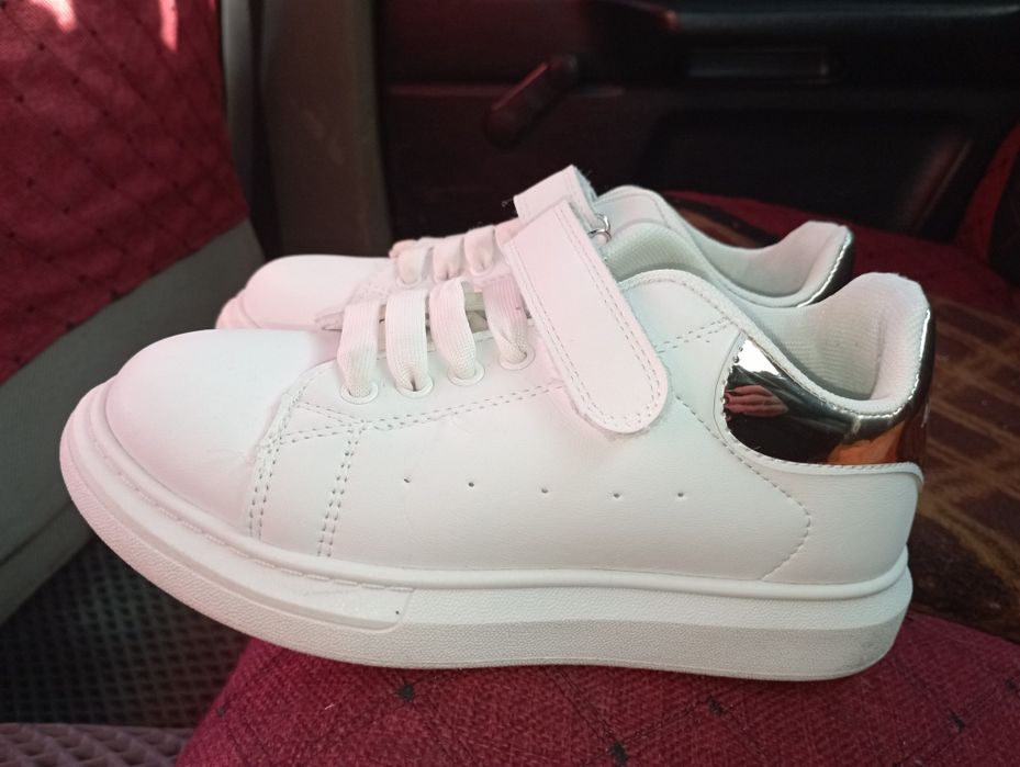 Кроссовки белые,размер35,стелька 34.одевала 1раз,не понравились дочери