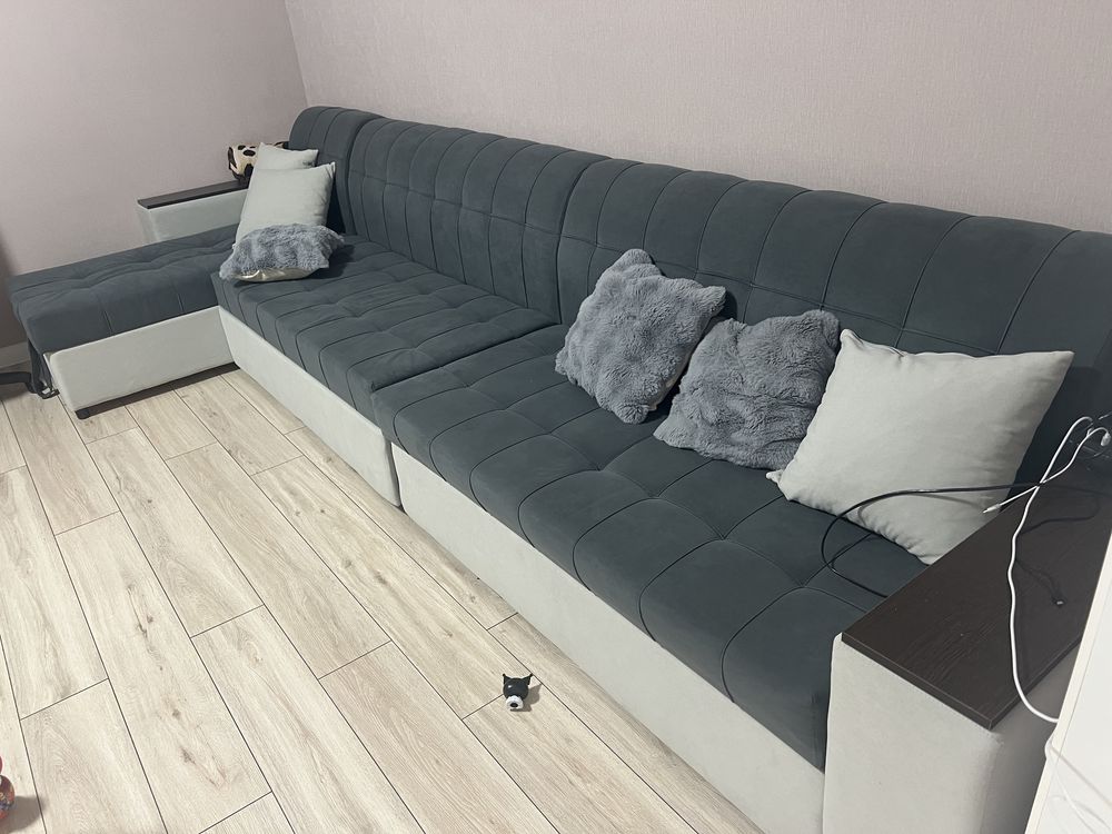 Продам диван 4 метра на 1,6