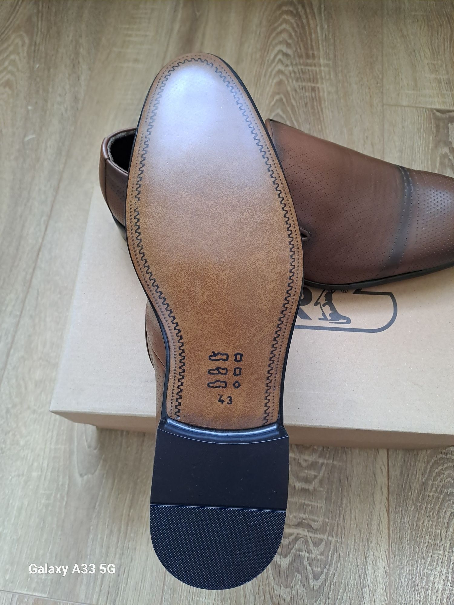 Vând pantofi noi,din piele fără șireturi, brand Otter. 
Interior și e