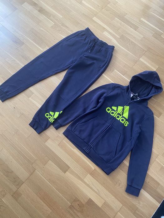 Vând compleu Adidas mărimea  (  m-bluză/pantalon ) 1,52 înălțime