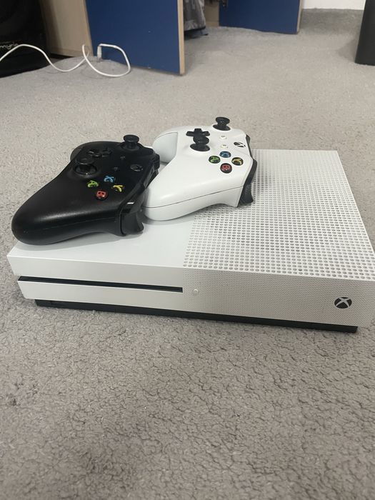Vand xbox one S , 2 manete si jocuri