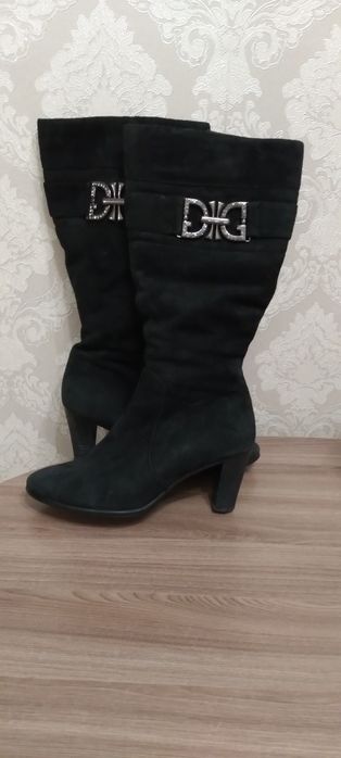 Продаются женские сапоги