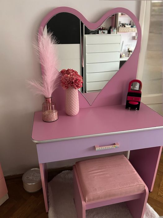 Masa de make up/ toaleta roz, in forma de inima