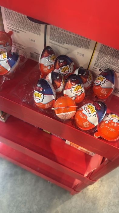 Киндер с персонажами очень странные дела