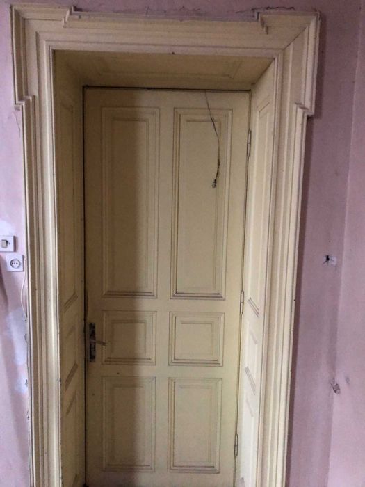 Usi originale,cu toc imbracat din lemn masiv-vechime 115 ani