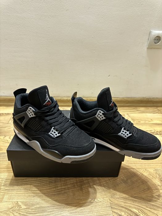 Air Jordan 4.