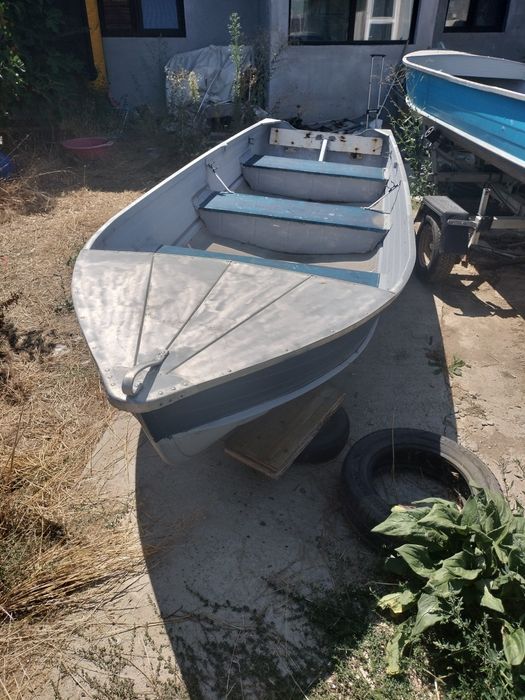 Vând 2 bărci model canadian