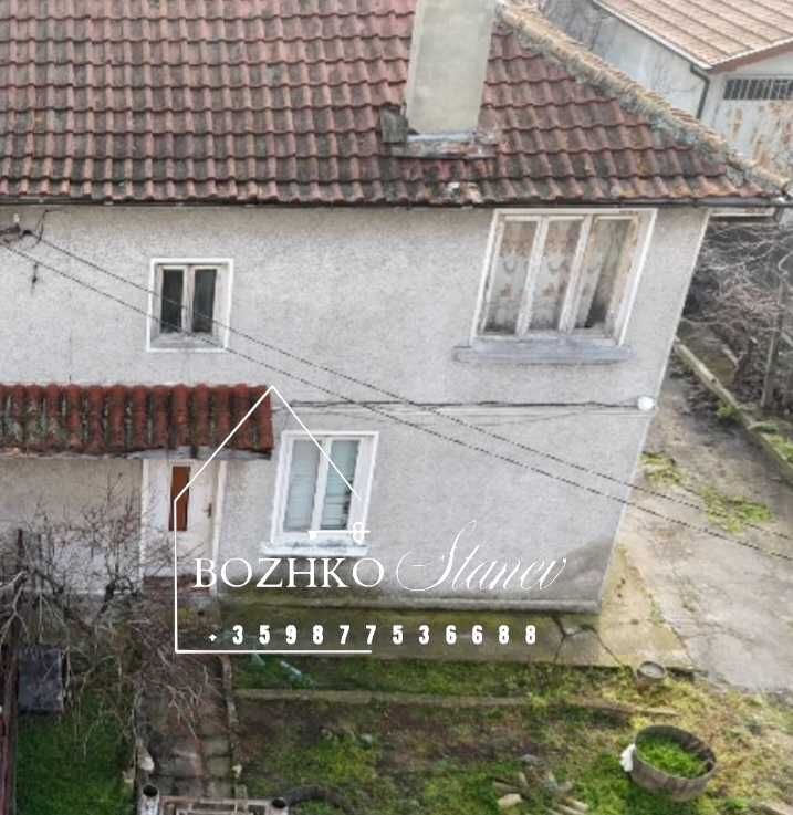 Продава се къща близнак