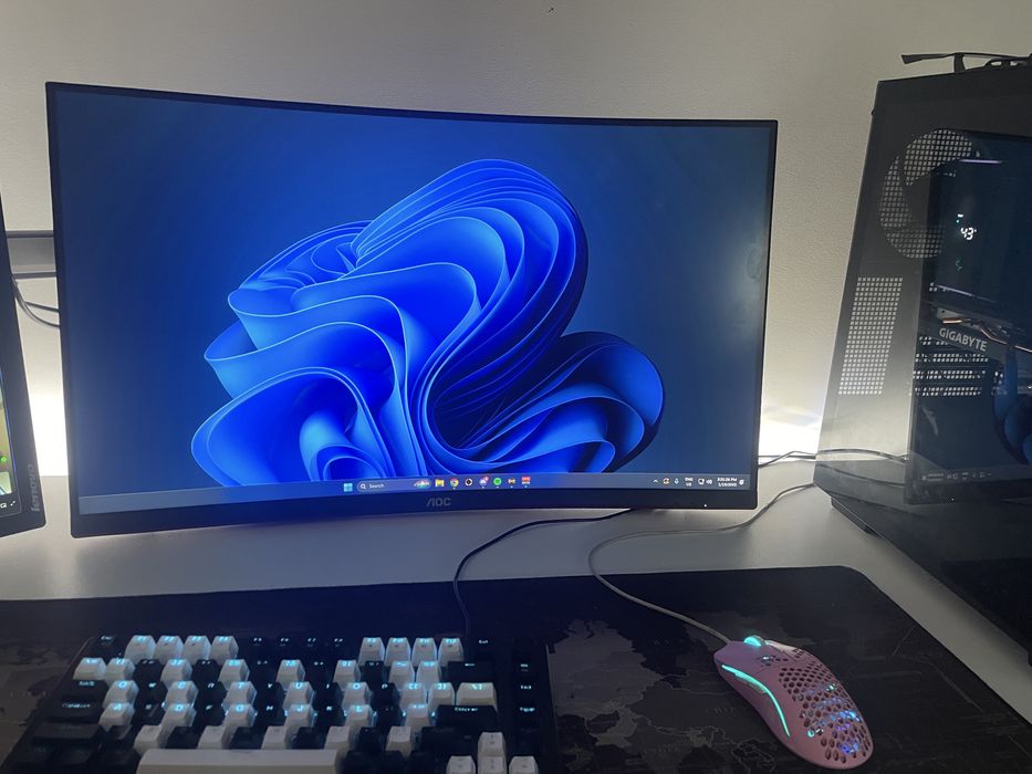 Vand monitor gaming 31.5 240hz AOC