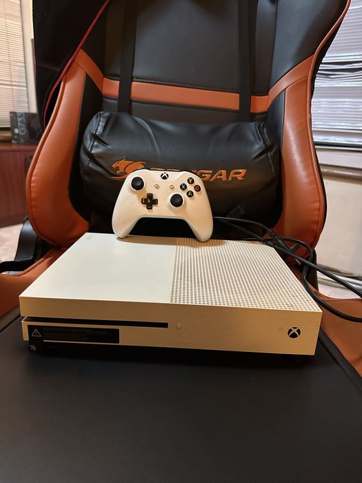 Xbox one Slim + оригинален джойстик!