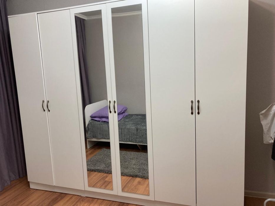 Продам шкаф с зеркалом