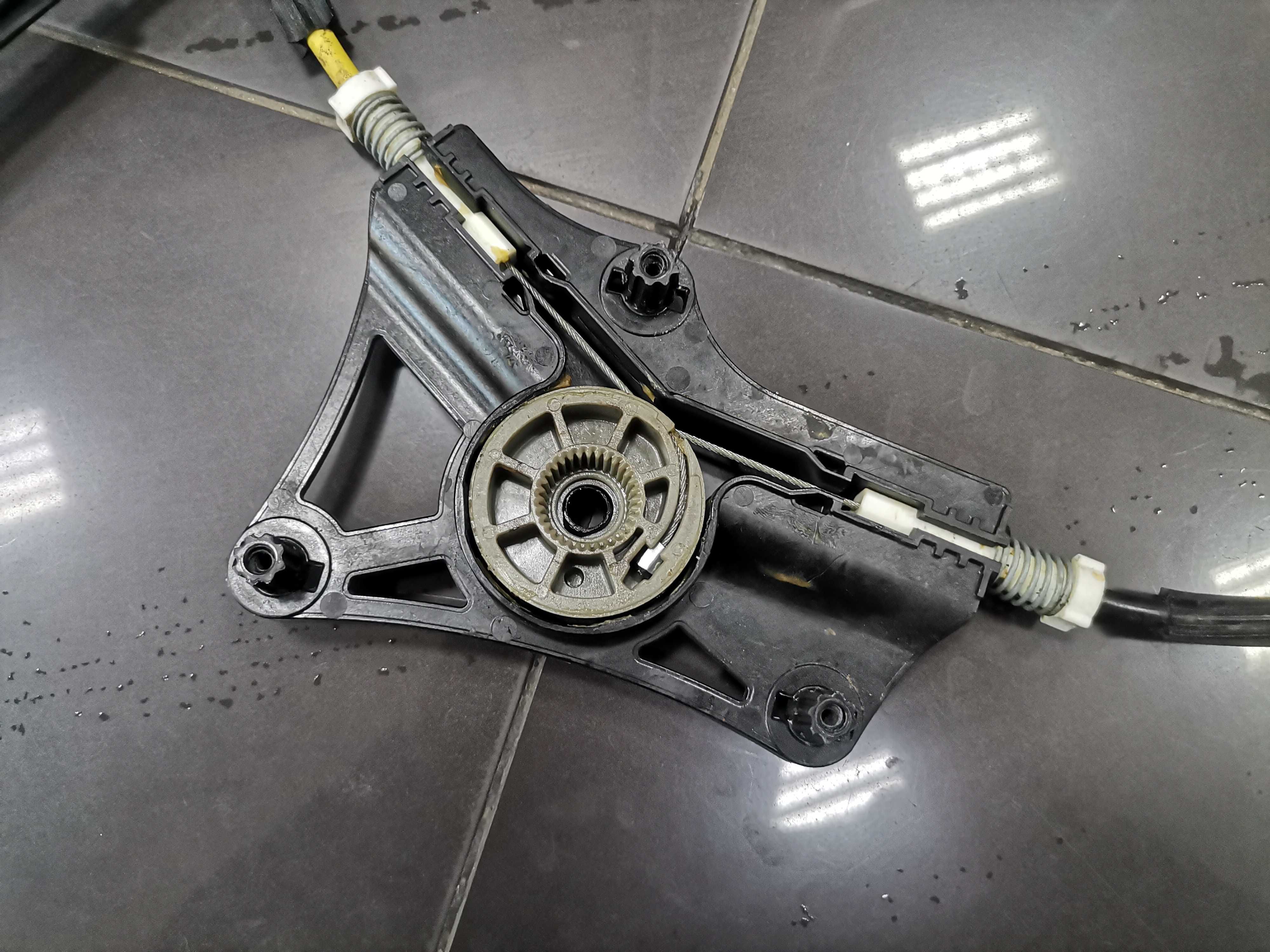Оригинален Преден Десен Стъклоповдигач Audi A6 C7 2011/2018 4G0837462