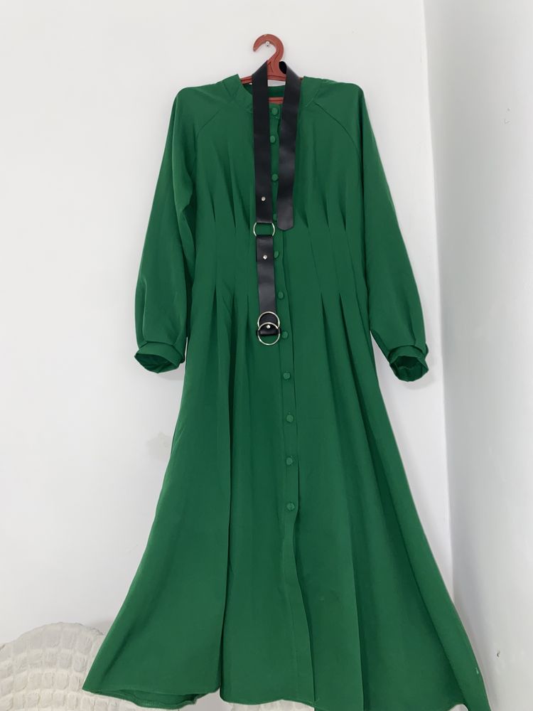 Красивое зелёное платье с ремешком