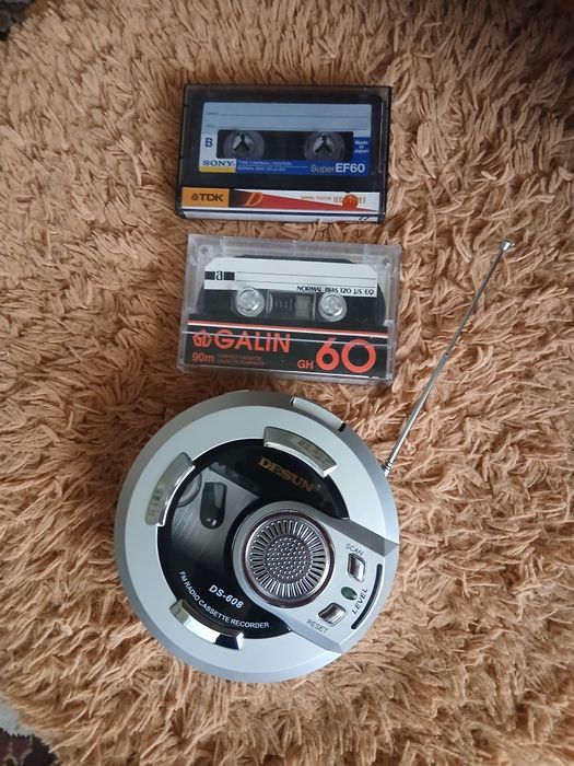 Плеер +две кассеты.