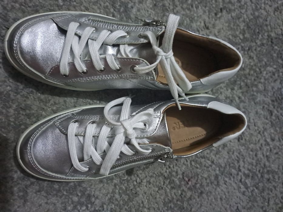 Tenisi dama argintii