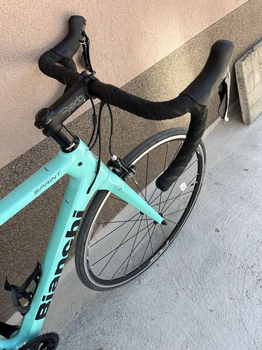 Карбонов шосеен велосипед Bianchi Sprint 105