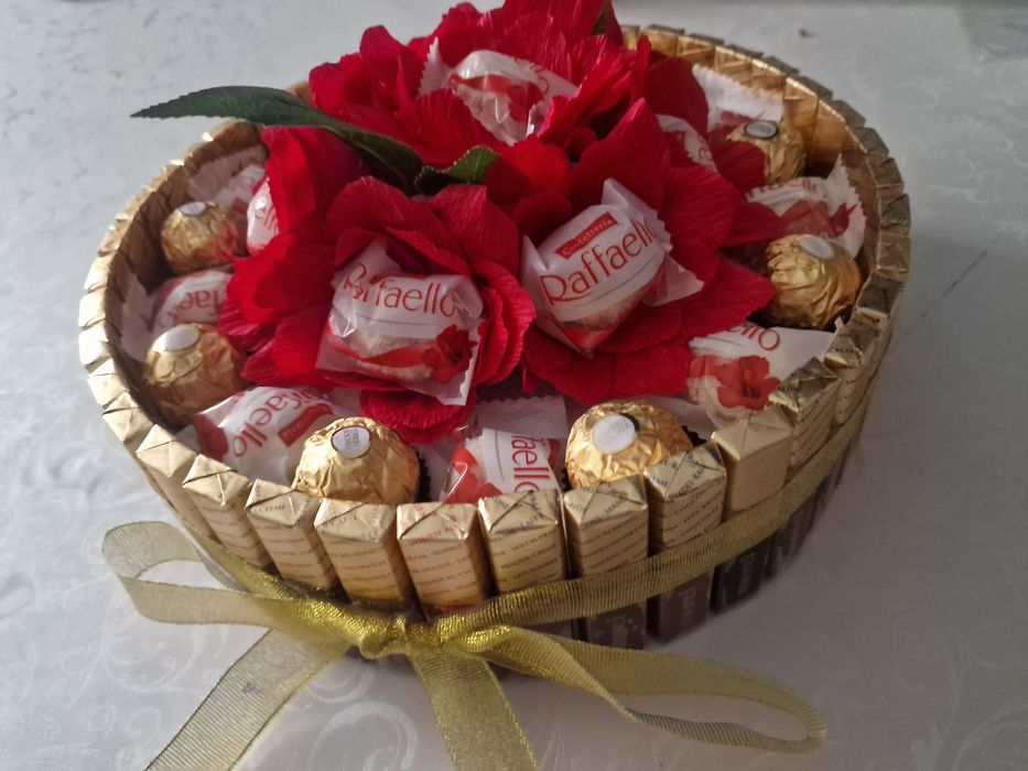 Подарочный торт из конфет