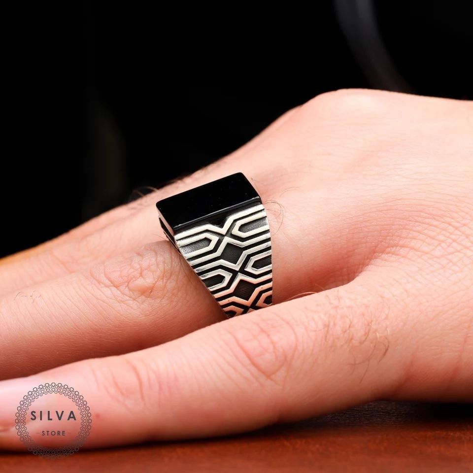 Продается серебряное мужское кольцо, перстень по 550.000