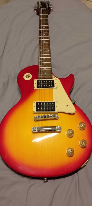 Продавам перфектна електрическа китара Epiphone Les Paul 100.