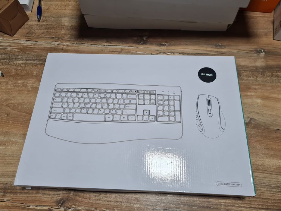 Set tastatura si mouse fara fir 2.4G, wrist wrest, QWERTZ, Negociabil