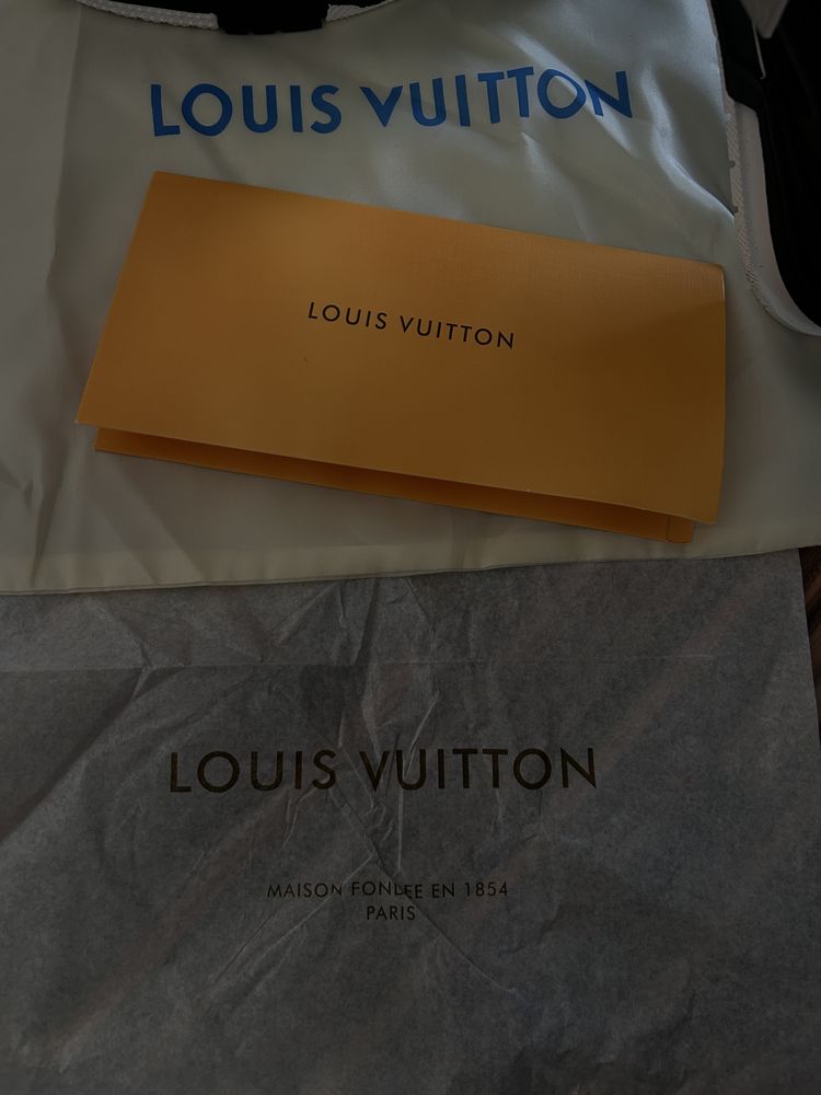 Lv skate black and white