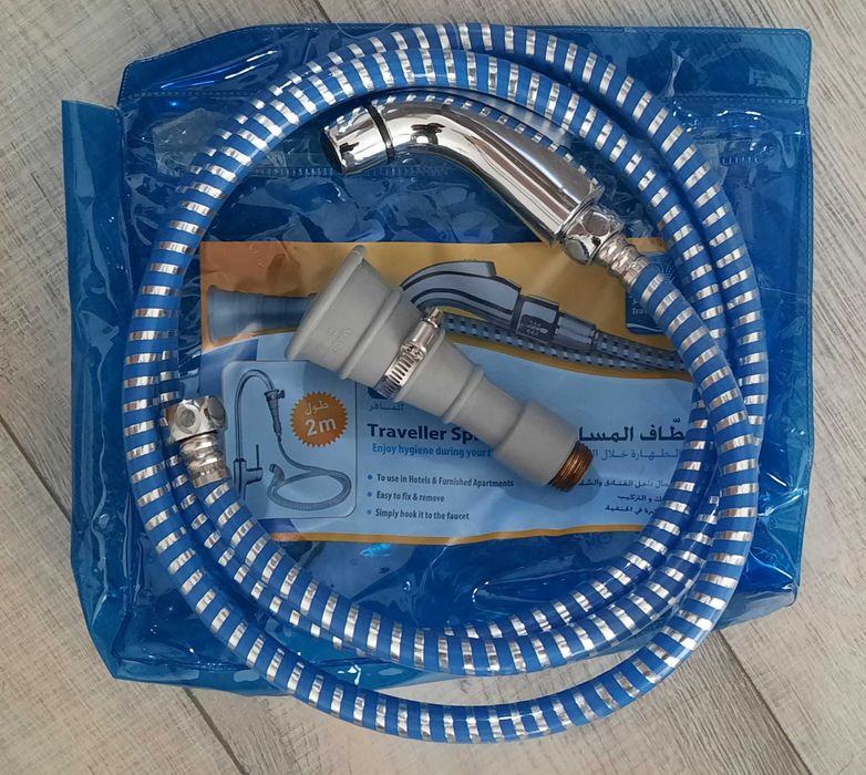 Duș de voiaj cu buton, ce poate fi folosit în mai multe moduri