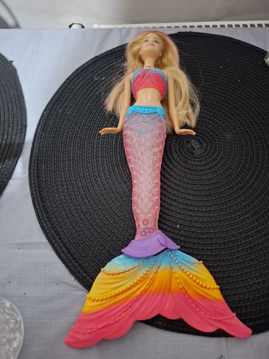 Barbie Sirenă interactiva luminează si canta