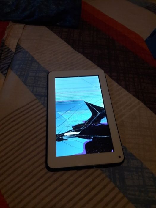 Tableta Akai K711 defecta