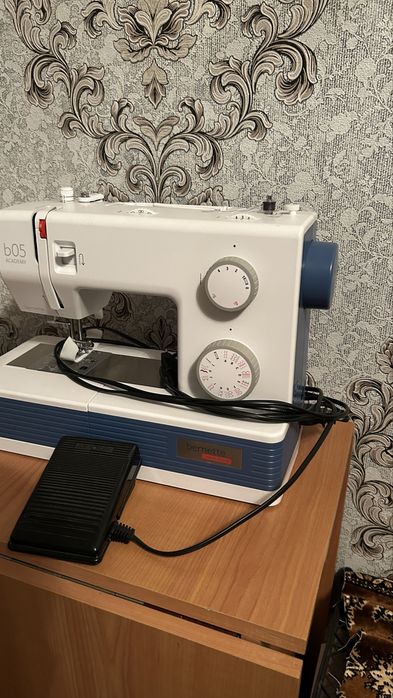 Швейная машина Bernina Bernette B05 Academy белый, синий