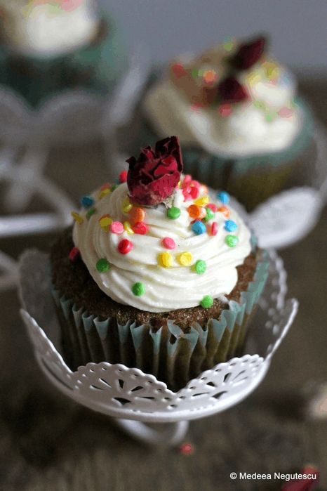 Suport pentru briose din metal