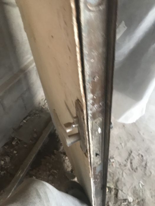 дверь перед входом в дом