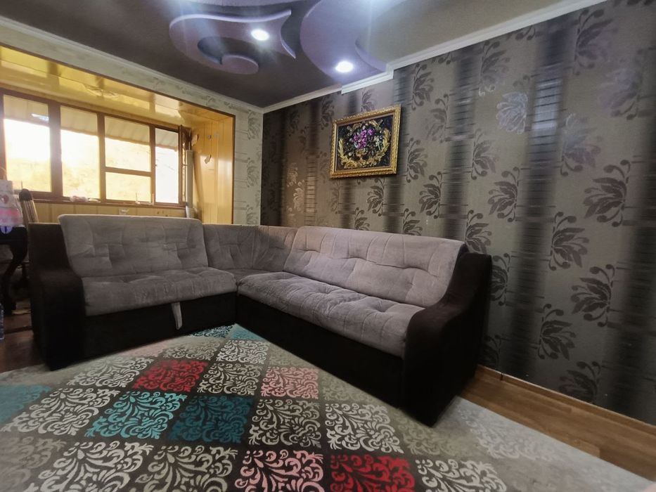 Продаю диван. В нормальном состояние. По вопросам звоните.