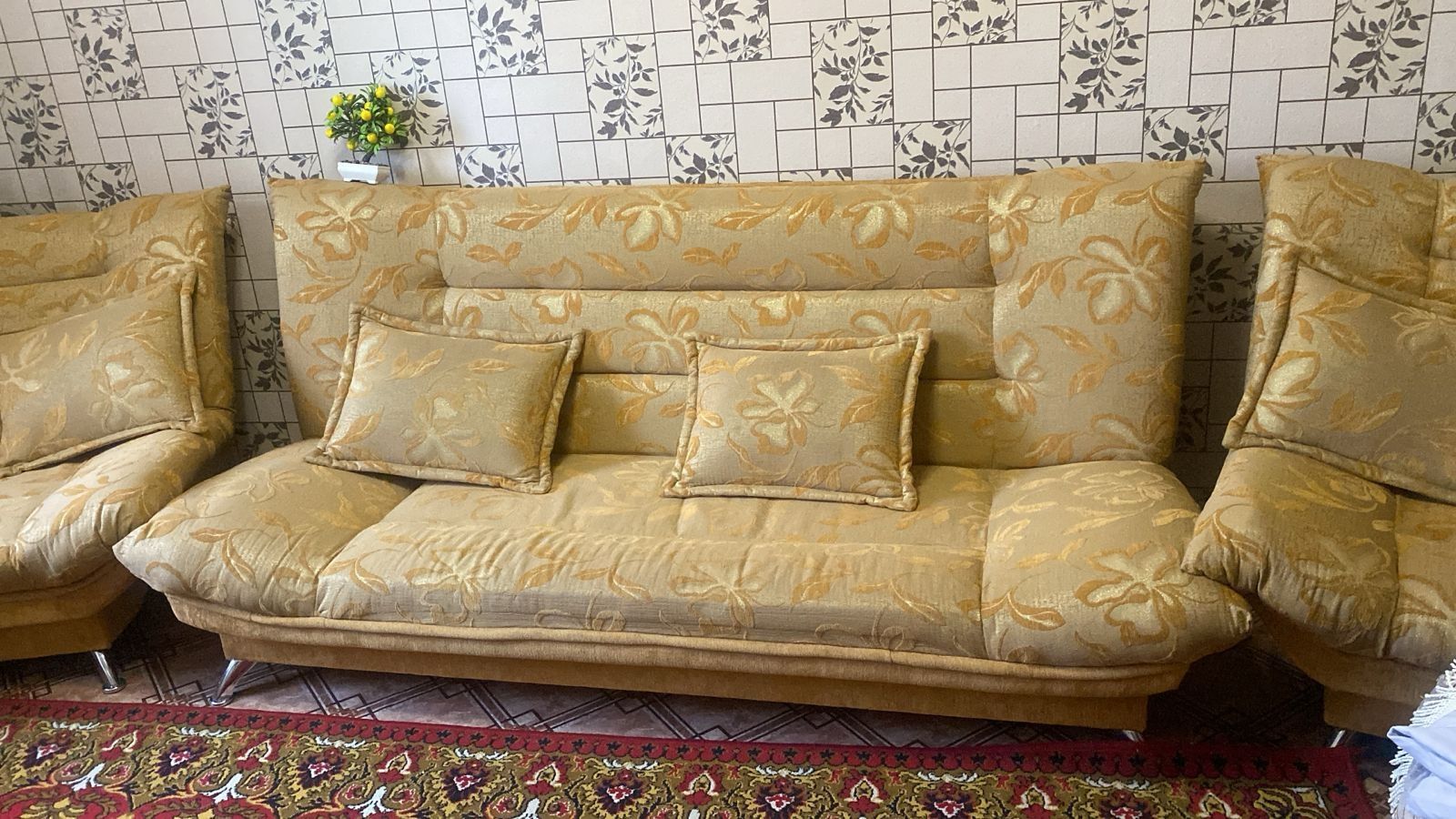 Срочно продаётся диван с 2креслами
