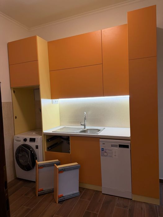 кухня неползвана с неизползвани кухненски уреди