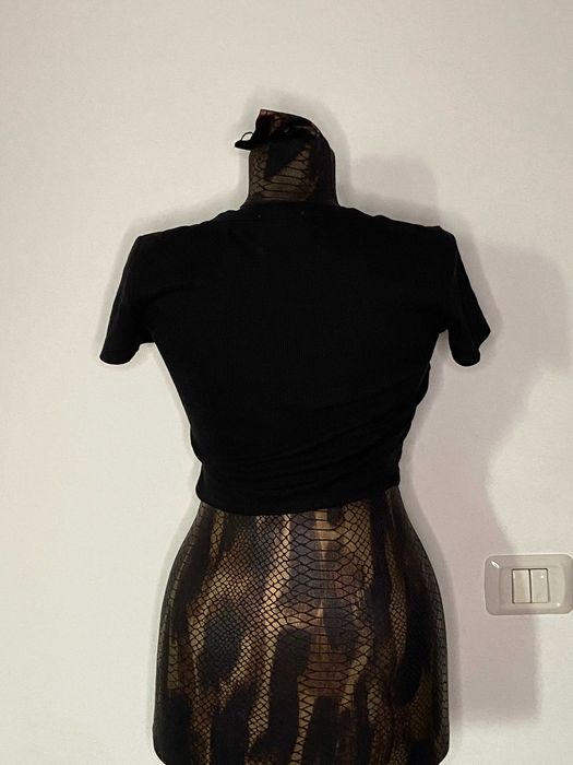 Crop top negru cu maneca scurta