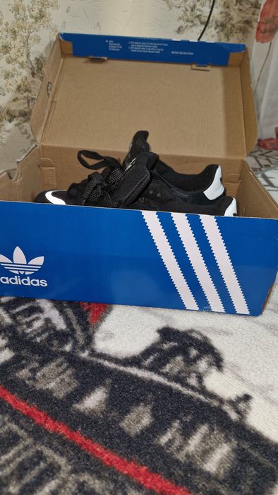 Продам кроссовки мужские  Адидас